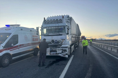 Bilecik'te tır, işçi servisine çarptı: 10 yaralı