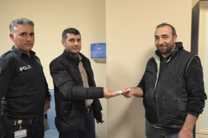 Bursa'da ATM'de unutulan 5 bin lira sahibine teslim edildi