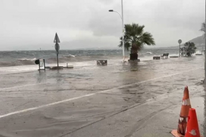 Bursa'da fırtına sahil kenarını vurdu, caddeler göle döndü