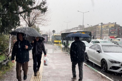 Bursa'da kent merkezi yılın ilk karını gördü!