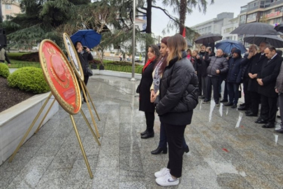 CHP Bursa İl Başkanlığı'ndan Öğretmenler Günü'ne özel çelenk takdimi