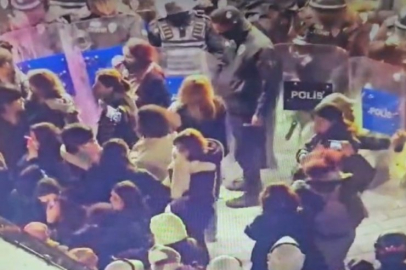 İstanbul Taksim'de izinsiz gösteri yapmak isteyen eylemciler, polise biber gazı ve boya sıktı