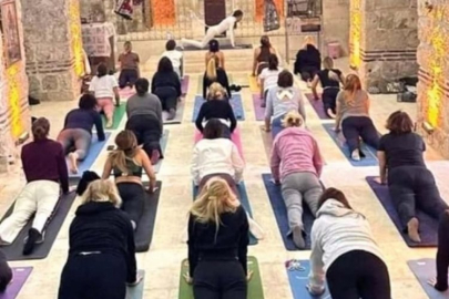 Kilisede yoga tepki çekti!