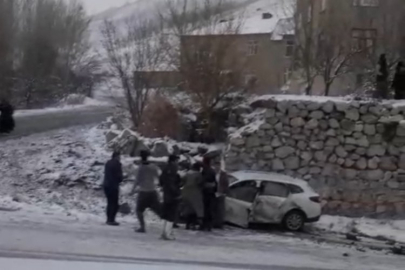 Yüksekova'da iki araç kafa kafaya çarpıştı: 4 yaralı