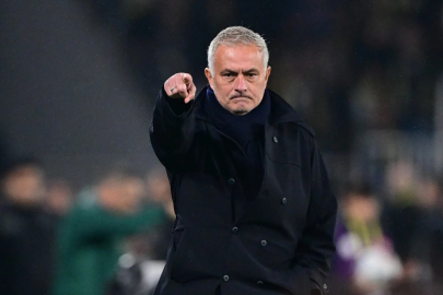 Jose Mourinho, sahada fenalaşan eski oyuncusu Edoardo Bove'yi aradı