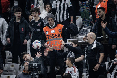 Beşiktaş tribünlerinden tepki! Hasan Arat paralar nerede?