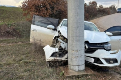 Bursa'da otomobil, beton direğe çarptı: 3 yaralı