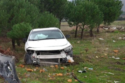 Bursa'da yağışlı havada kontrolden çıkan otomobil ağaçlık alana girdi!