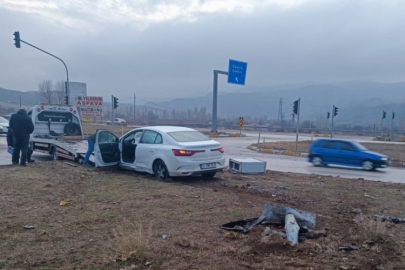 Yağmur nedeniyle kayganlaşan yolda otomobil refüje çıktı: 1 yaralı