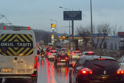 Bursa'da yağmur trafiği felç etti