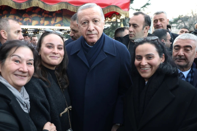 Cumhurbaşkanı Erdoğan, Sultanahmet'te vatandaşların kandilini kutladı