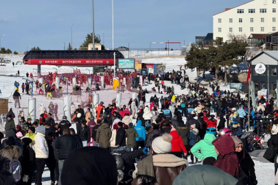 Erciyes Kayak Merkezi'ne yeni yılın ilk gününde ziyaretçi akını