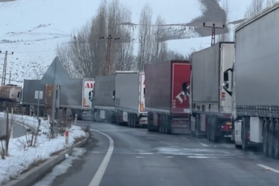 Türkiye-İran sınırında 10 kilometrelik tır kuyruğu oluştu