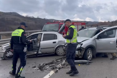 Bursa'da otomobiller kafa kafaya çarpıştı! 2 yaralı