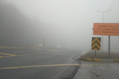 Bolu Dağı'nda sis trafikte görüş mesafesini düşürdü