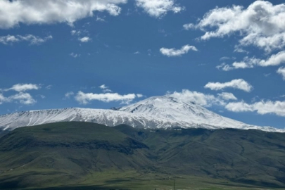 Ağrı Dağı'nda mercek bulutu büyüledi!