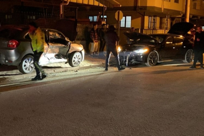 Bursa'da 2 otomobil çarpıştı