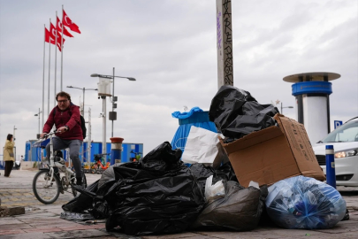 İzmir'de işçiler iş bıraktı, Kordon'da çöp dağları oluştu