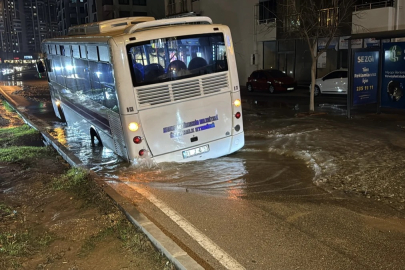 Adana'da su borusu patladı, otobüs çukura düştü