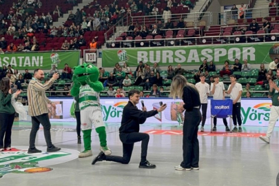 Bursa'da basketbol maçında evlilik teklifi!