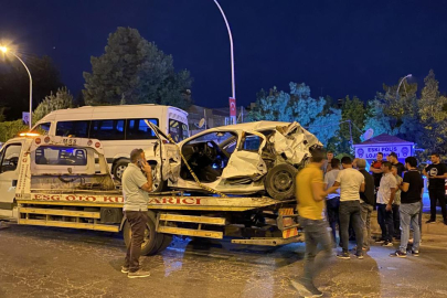 Diyarbakır'da otomobil park halindeki römorka çarptı: 1 ölü, 3 yaralı