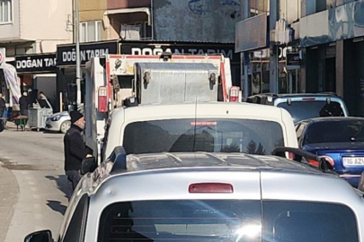 Bursa'da trafiğin yoğun olduğu saatlerde alınan çöpler, sürücüleri çileden çıkarıyor!