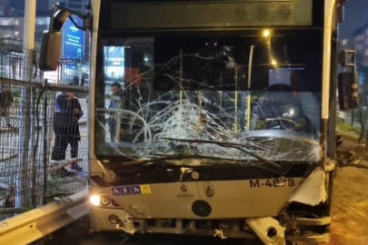 Metrobüs kaza yaptı: 15 Temmuz Şehitler Köprüsü kapatıldı