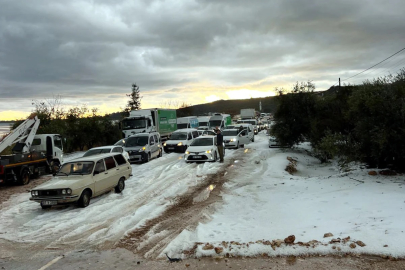 Antalya'da sağanak ve dolu: Yollar göle döndü