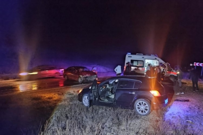 Otomobillerin kafa kafaya çarpıştığı kazada 8 kişi yaralandı