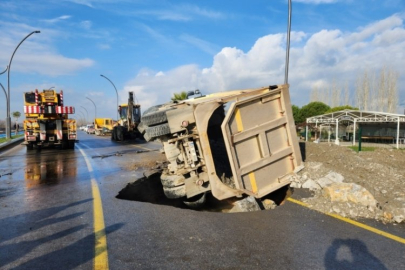 Yol yarıldı, hafriyat kamyonu içine düştü