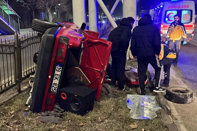 Yozgat'ta otomobilin üst geçidin ayağına çarptığı kazada 4 kişi yaralandı