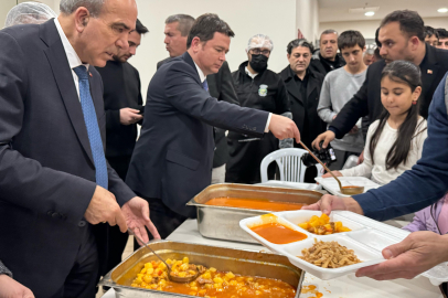 Başkan Aydın vatandaşlara iftar yemeği dağıttı