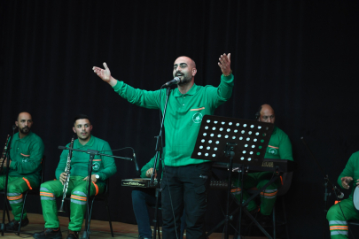 Temizlik işçileri konser verdi dinleyenler hayran kaldı