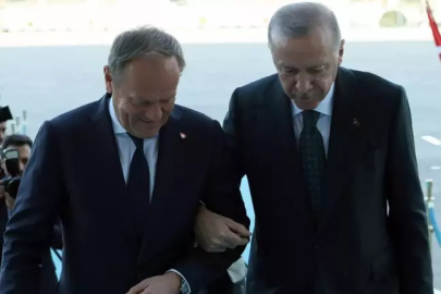 Polonya Başbakanı Tusk kırık ayakla Türkiye'ye geldi, Erdoğan koluna girdi